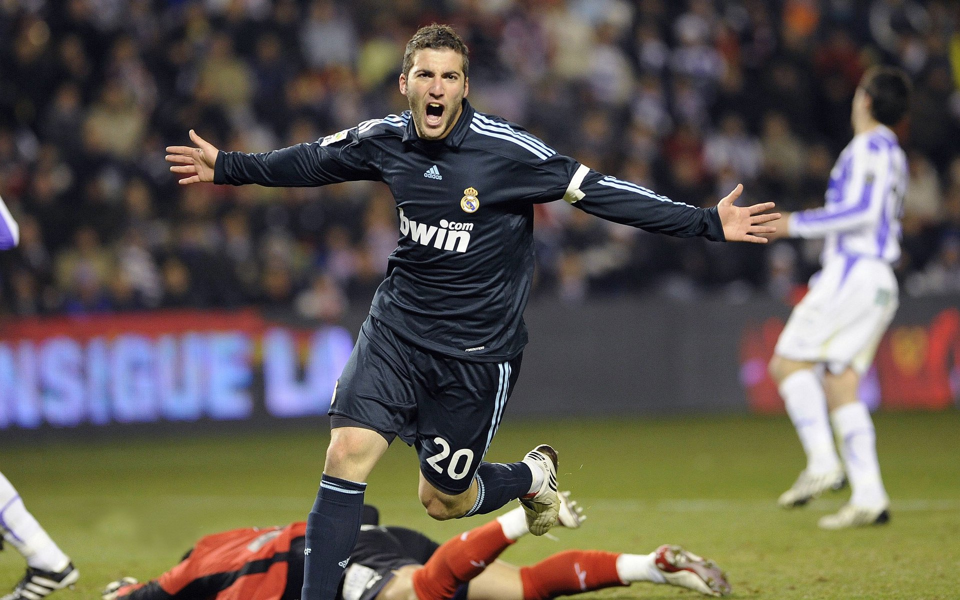 F1赛车赛场焦点！葡萄牙队对阵意大利队，超级对决，球迷热情点燃赛场